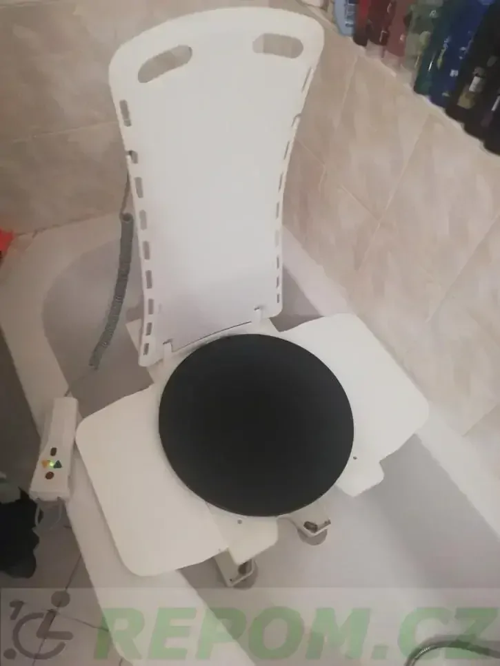 PŮJČENÍ vanového zvedáku