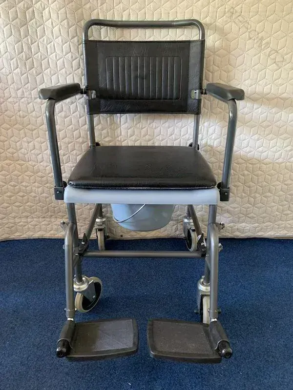 PŮJČENÍ sprchovací toaletní židle s velkými koly - gramofon