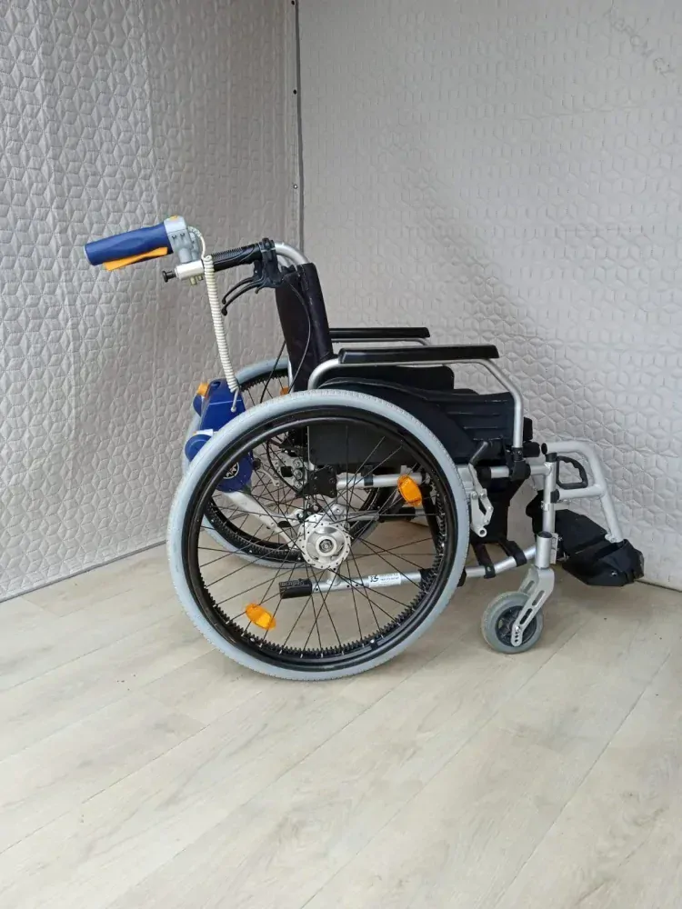 PŮJČENÍ Skládací elektrický invalidní vozík AAT V-MAX S pohonem pro doprovod