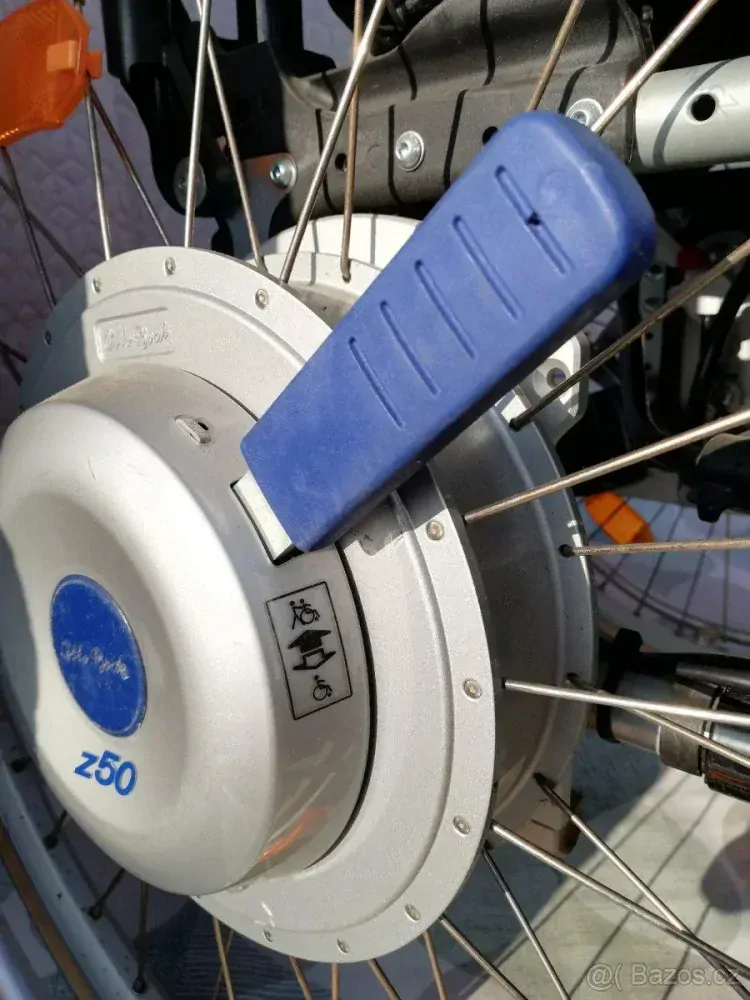 PŮJČENÍ Skládací elektrický vozík OTTO BOCK s motory v kolech