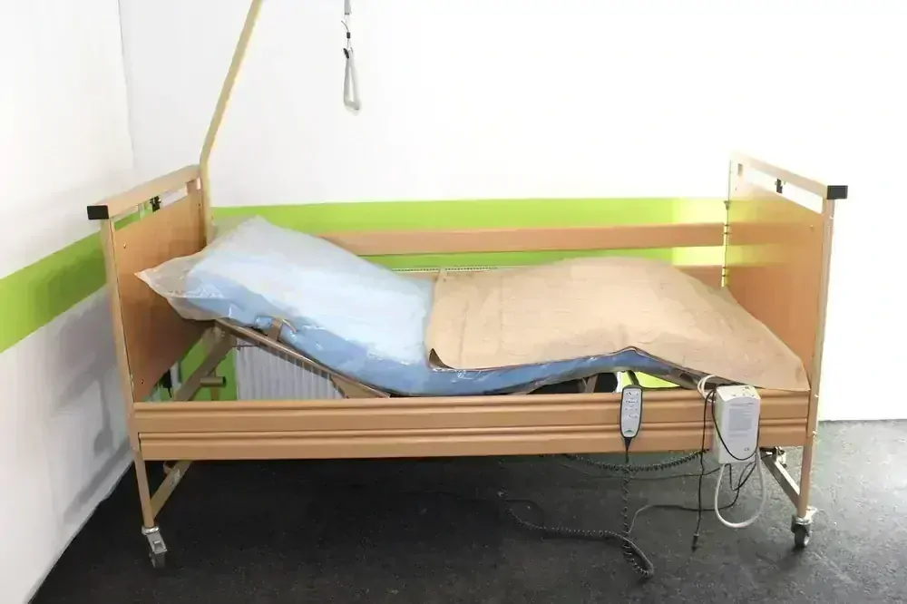 PŮJČENÍ polohovací postel manuální