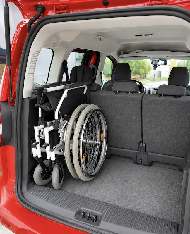 PŮJČENÍ mechanický invalidní vozík s brzdami pro doprovod