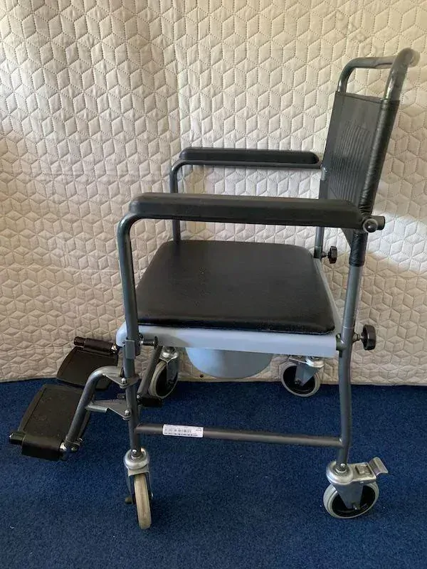 PŮJČENÍ sprchovací toaletní židle s velkými koly - gramofon