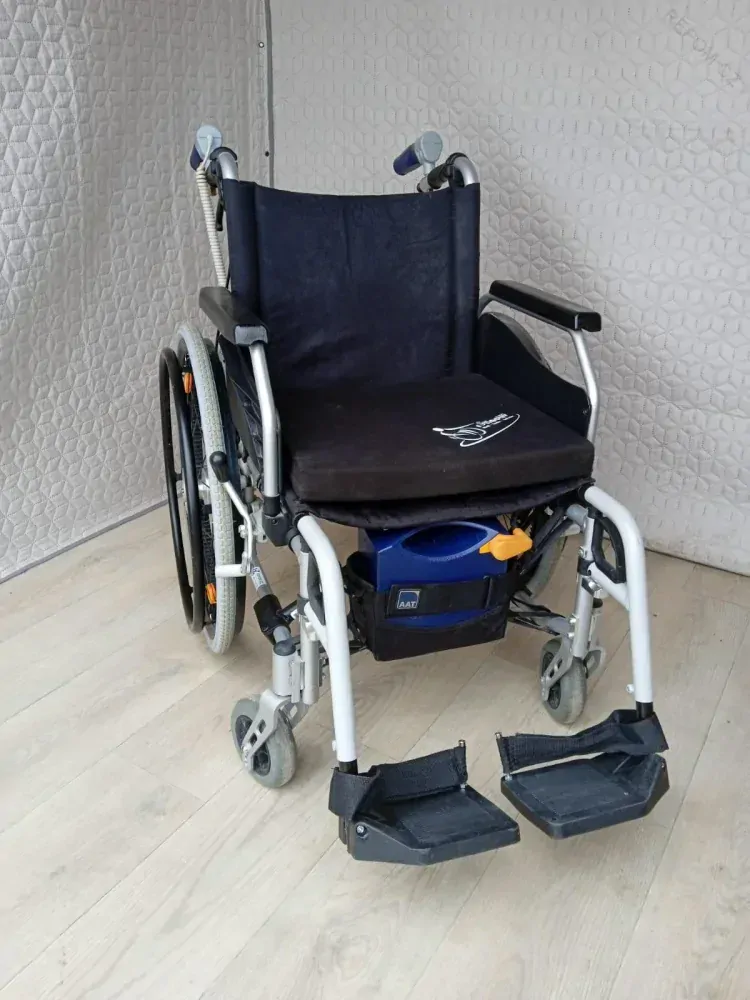 PŮJČENÍ Skládací elektrický invalidní vozík AAT V-MAX S pohonem pro doprovod