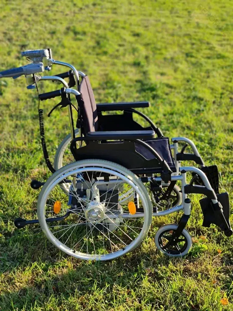 REPAS: Skládací elektrický invalidní vozík VIAMOBIL s pohonem pro doprovod