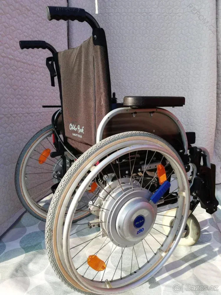 PŮJČENÍ Skládací elektrický vozík OTTO BOCK s motory v kolech