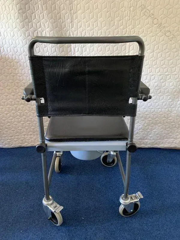 PŮJČENÍ sprchovací toaletní židle s velkými koly - gramofon