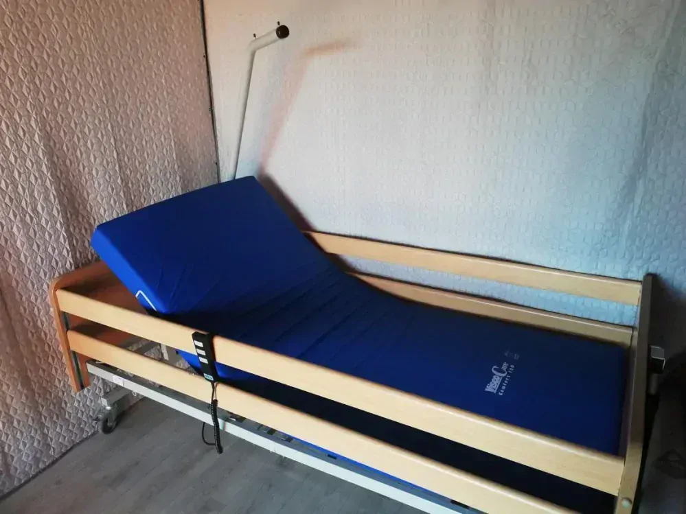 REPAS: Pečovatelské polohovací lůžko poloelektrické