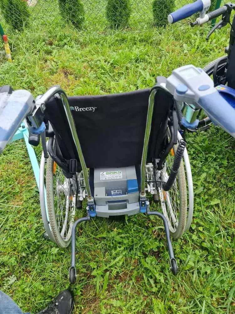 REPAS: Skládací elektrický invalidní vozík VIAMOBIL s pohonem pro doprovod
