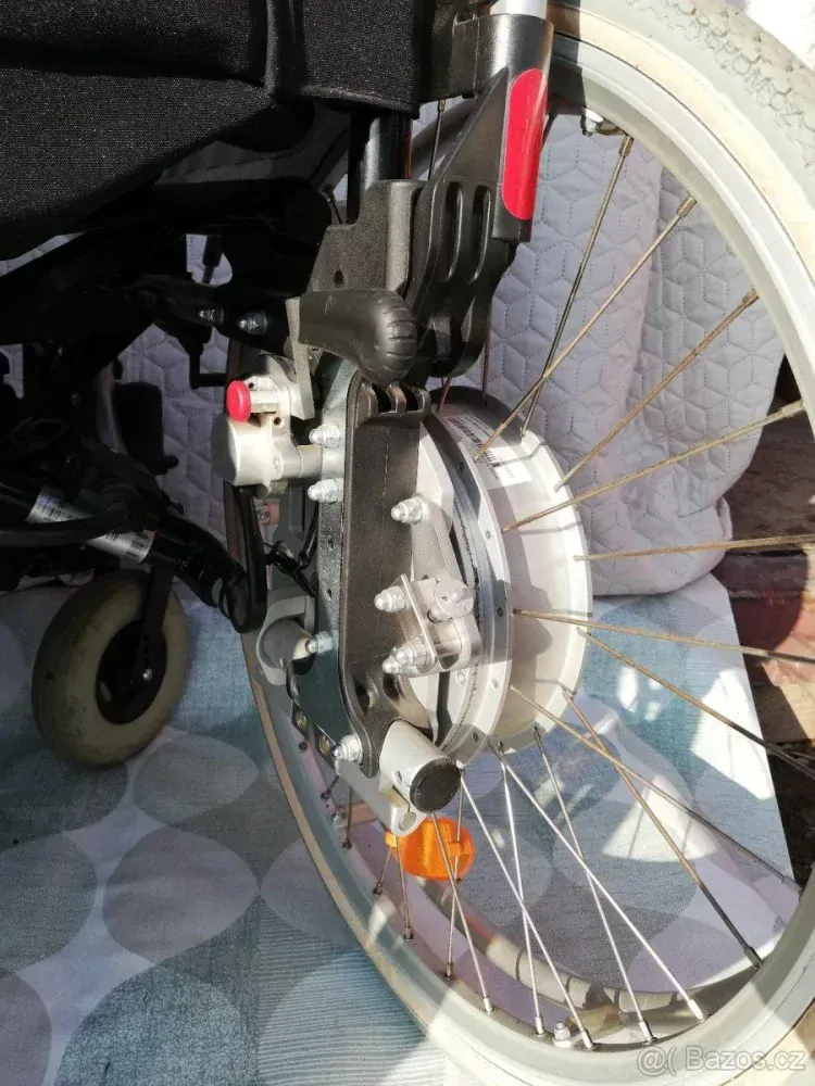 PŮJČENÍ Skládací elektrický vozík OTTO BOCK s motory v kolech