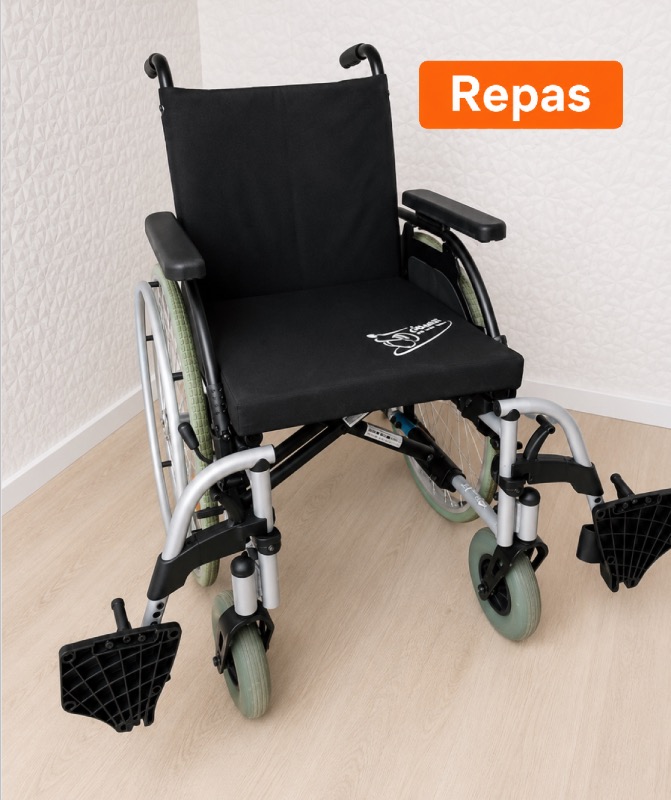 REPAS: Invalidní vozík standardní geriatrický bez brzd pro doprovod