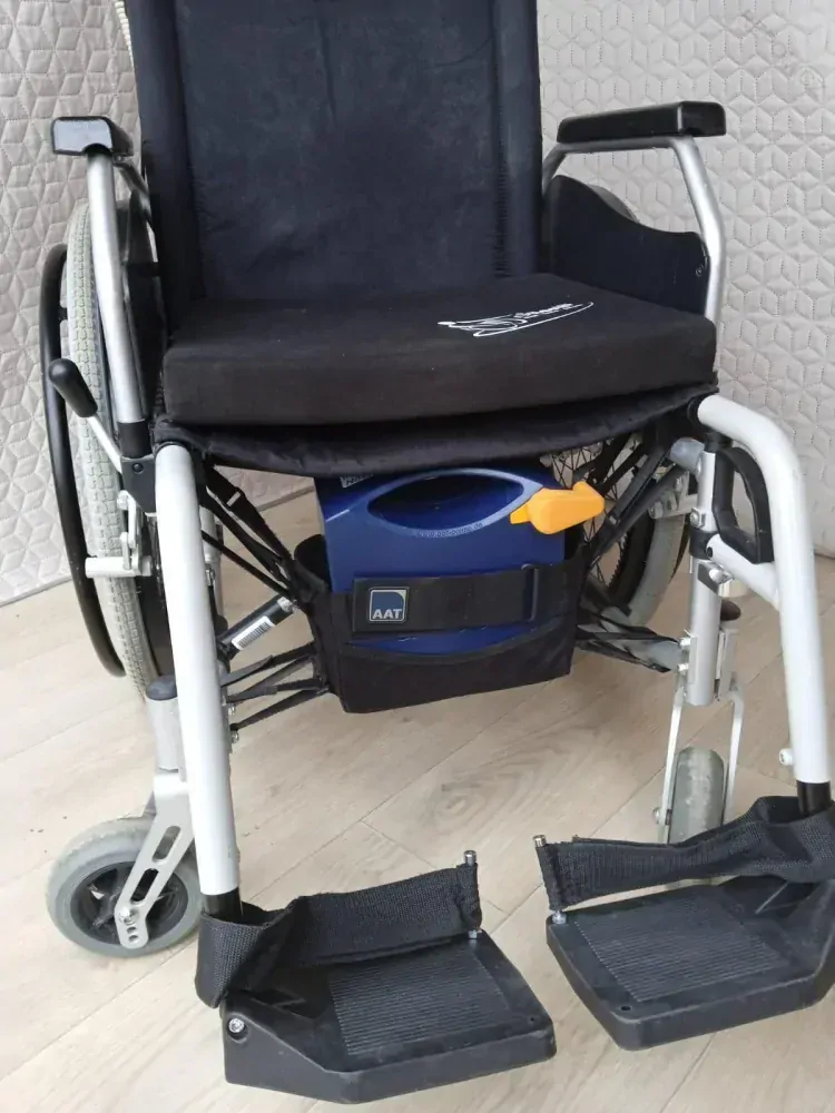 PŮJČENÍ Skládací elektrický invalidní vozík AAT V-MAX S pohonem pro doprovod
