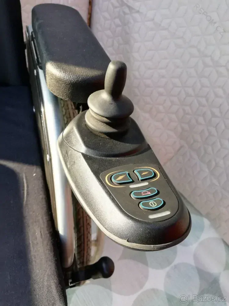 PŮJČENÍ Skládací elektrický vozík OTTO BOCK s motory v kolech