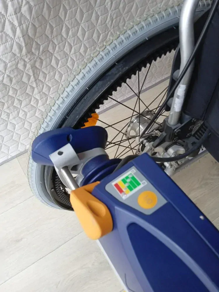 PŮJČENÍ Skládací elektrický invalidní vozík AAT V-MAX S pohonem pro doprovod