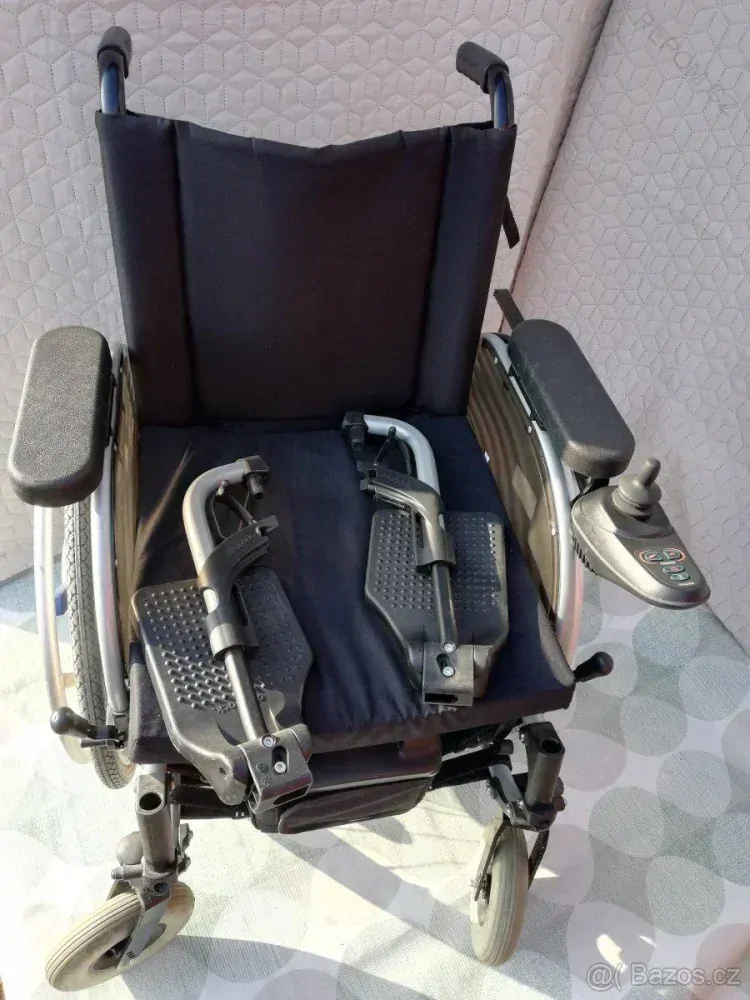 PŮJČENÍ Skládací elektrický vozík OTTO BOCK s motory v kolech