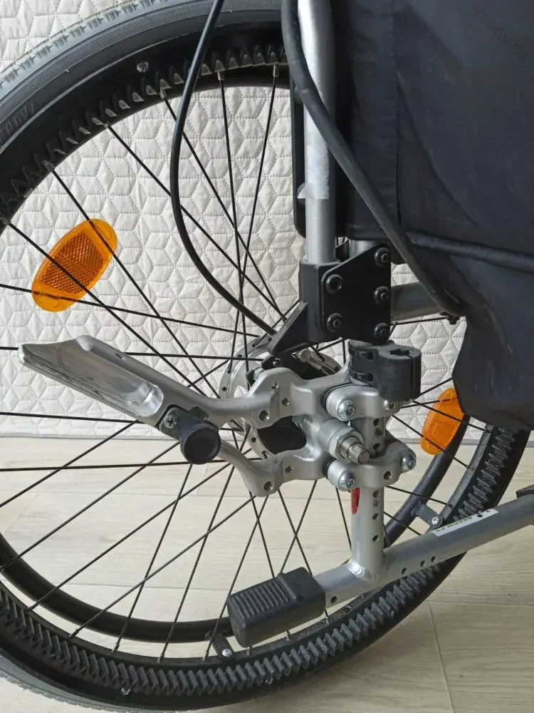 PŮJČENÍ Skládací elektrický invalidní vozík AAT V-MAX S pohonem pro doprovod